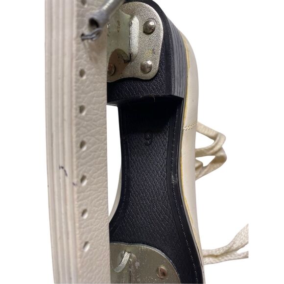 Vintage White Figure Ice Skates Womens Size 9 Made In Canada Winter Snow Sports - Picture 11 of 16